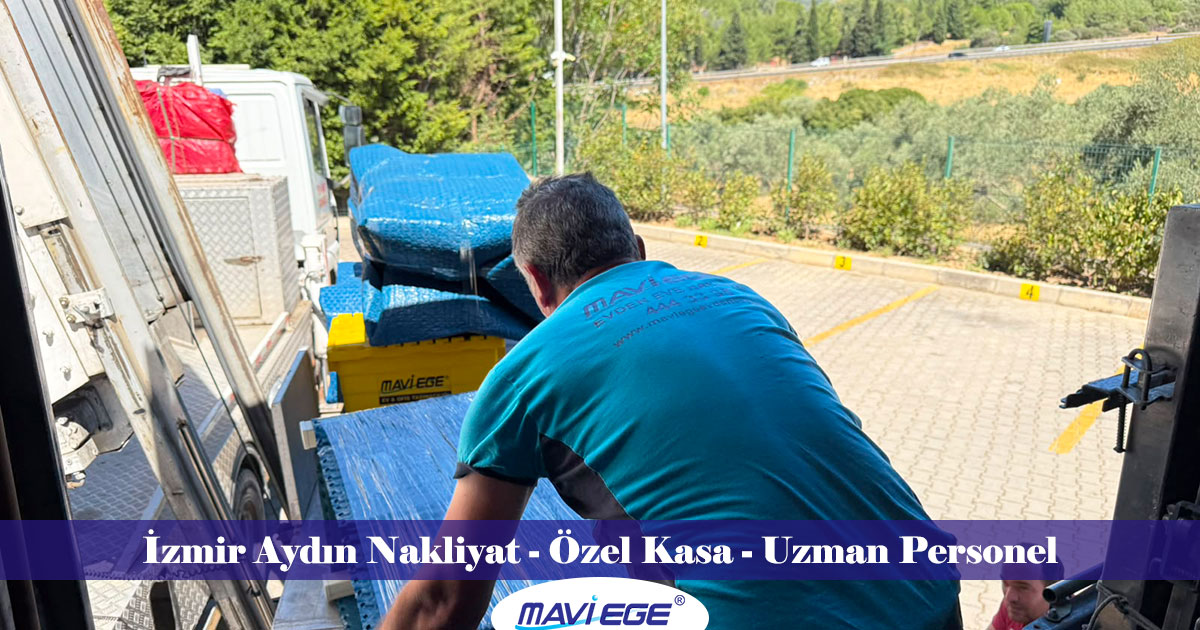 Mavi Ege Nakliyat personeli asansörle kapalı kasa araca İzmir Aydın güzergahı için eşya yüklerken