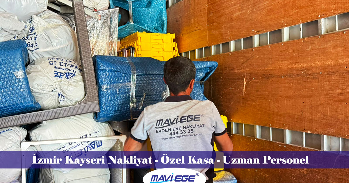 Mavi Ege Nakliyat İzmir Kayseri güzergahı için uzman personeli özel kasa nakliye aracına eşya yerleştirirken